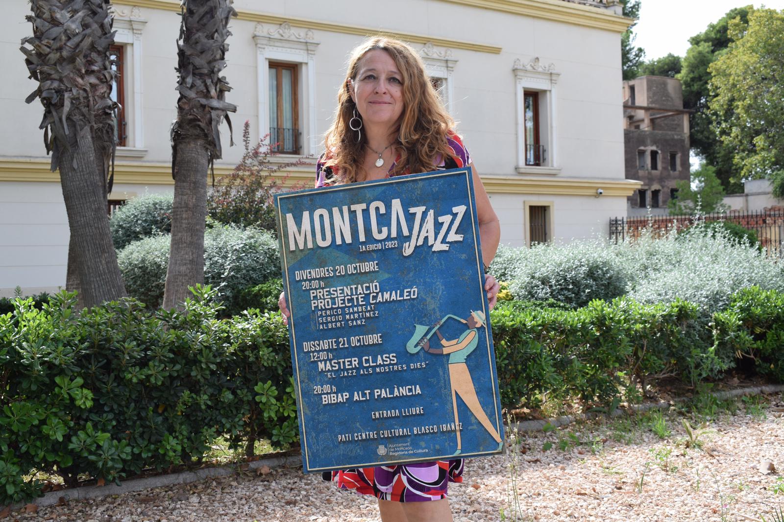 La regidora de Cultura, Anna Gascó, posa amb el cartell de la Primera Edició del MontcaJAZZ