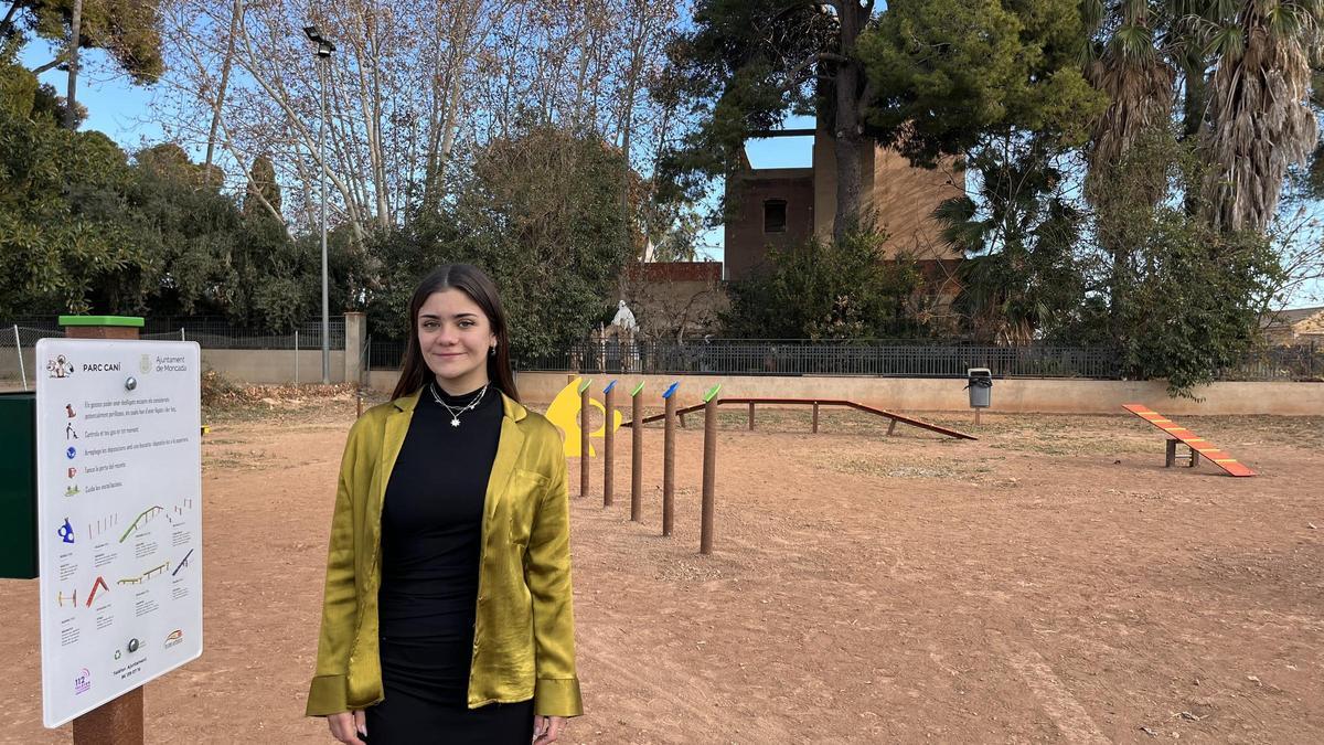 Valentina Cortegoso, regidora de benestar animal, en el renovat parc caní.